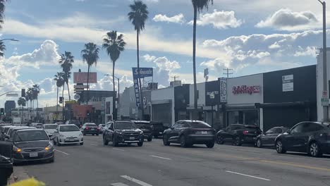 Ecke-Fairfax-Und-Rosewood-Mit-Vorbeifahrenden-Fahrzeugen-In-Los-Angeles,-Kalifornien-Mit-Stabilem-Video
