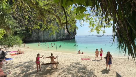 Wunderschöne-Menschen-Entspannen-Am-Luxuriösen-Strand-Im-Naturparadies-Südthailands