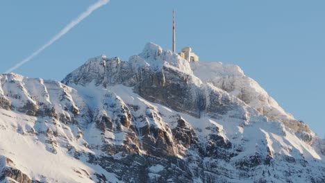 Drohnenperspektive,-Die-Im-Morgengrauen-Die-Silhouette-Einer-Schneebedeckten-Bergkette-Enthüllt