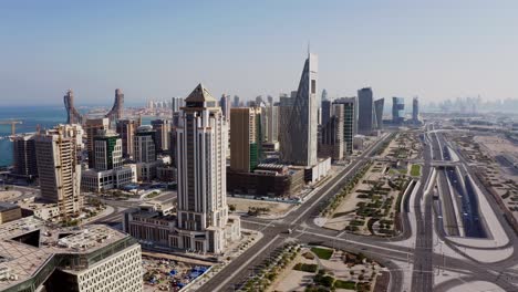 Puerto-Deportivo-De-Lusail-En-Qatar-Mostrando-La-Construcción-Y-El-Horizonte-De-La-Ciudad,-Vista-Aérea