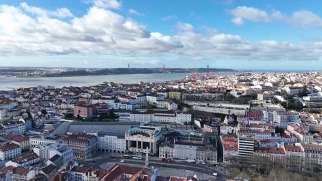 Mit-Einer-Drohne-über-Die-Stadt-Lissabon-Schwenken