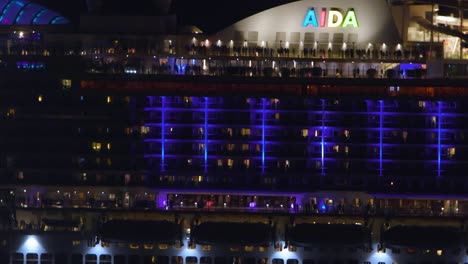 Aida-Cosma-Trasatlántico-Saliendo-Del-Puerto-De-Funchal-Por-La-Noche-Mostrando-Las-Coloridas-Luces-De-Neón-Del-Crucero