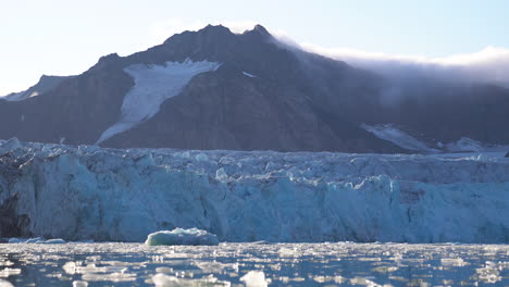 Lapso-De-Tiempo,-Hielo-Desmenuzado-Que-Fluye-En-El-Mar-Bajo-El-Glaciar