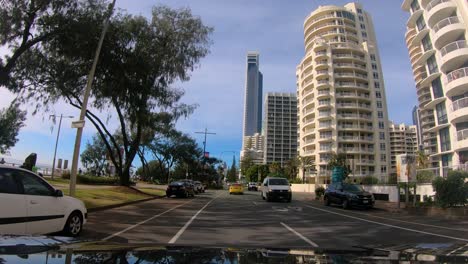 Punto-De-Vista-Conduciendo-Por-La-Explanada-Junto-A-La-Playa-A-Través-De-Surfers-Paradise,-Gold-Coast.