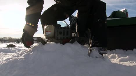 Un-Hombre-Está-Empleando-Una-Barrena-De-Hielo-Para-Pescar-En-Hielo---Primer-Plano