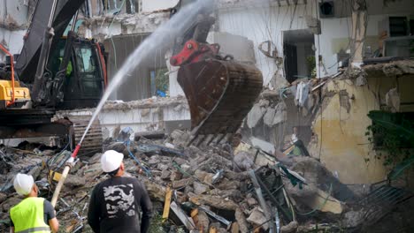 Equipo-Pesado-Limpia-Los-Escombros-De-Edificios-Derrumbados-En-La-Franja-De-Gaza,-Palestina.