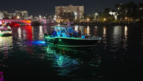 La-Gente-En-Los-Barcos-En-El-Desfile-De-Barcos-De-Navidad-En-Tampa,-Florida