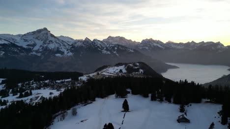 Amden-Weesen-Suiza-Sol-Desapareciendo-Sobre-Un-Pequeño-Pueblo-Suizo-En-Los-Alpes