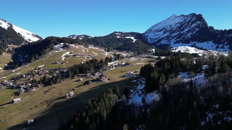 Amden-Wesen-Suiza-Pueblo-Tranquilo-En-La-Hora-Dorada