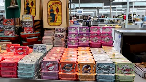 Coloridas-Icónicas-Latas-De-Sardinas-A-La-Venta-En-El-Mercado-De-Bolhao,-Porto,-Portugal