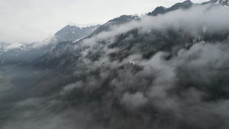 Klöntalersee-Glarus-Suiza-Ladera-De-La-Montaña-Oculta-Por-Las-Nubes