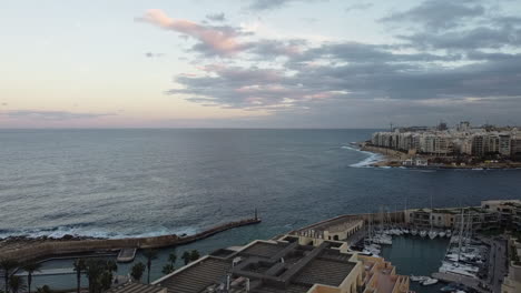 Malta-Luftaufnahmen-Von-Der-Drohne-Mit-Herrlicher,-Atemberaubender-Aussicht-Auf-Das-Meer