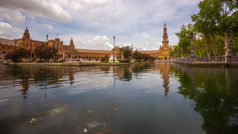 Timelapse-De-Patos-Nadando-En-La-Plaza-De-Sevilla-En-España