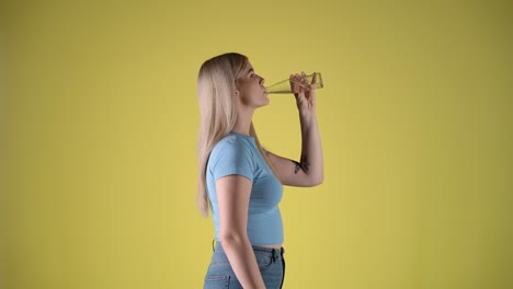 Seitenprofil-Junge-Blonde-Frau-Trinkt-Erfrischendes-Wasser-Aus-Glasflasche