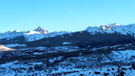 Langsamer-Vorstoß-In-Richtung-Der-Hoch-Aufragenden-Berge-Der-Sawatch-Range-In-Colorado