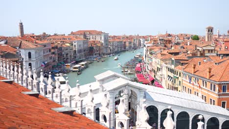 View-of-Rialto-Bridge,-Grand-Canal-and-people-from-Fondaco-dei-Tedeschi-Terrace