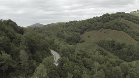 Carretera-Panorámica-De-Montaña-Cruzando-Roncesvalles-O-Ronceval-O-Roncevaux-Pass,-Pirineos,-España