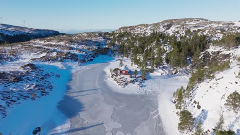Eine-Abgeschiedene-Winterhütte-In-Bessaker,-Norwegen,-Luftaufnahme
