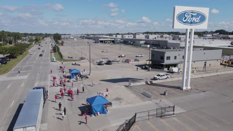 Trabajadores-De-Ford-Motor-Company-En-Huelga,-Vista-Aérea-De-Drones