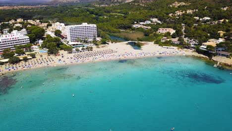 Luftaufnahme-Von-Playa-De-Canyamel-Mit-Türkisfarbenem-Wasser-Und-überfülltem-Strand-Im-Sommer-Auf-Mallorca,-Spanien,-Im-Mittelmeer