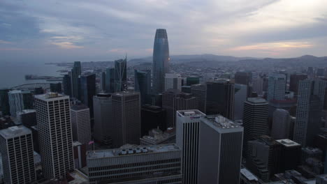 San-Francisco,-Kalifornien,-USA,-Luftaufnahme-Der-Wolkenkratzer-In-Der-Innenstadt,-Türme-Des-Finanzviertels-Am-Abend,-Drohnenaufnahme
