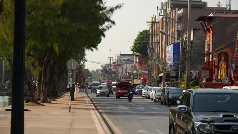 Typische-Straßenlandschaft-In-Chiang-Mai,-Thailand-Rund-Um-Den-Burggraben