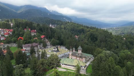 Iglesia-De-Sinaia,-Monasterio-Y-Castillo-De-Peles-En-Los-Cárpatos,-Rumania---Antena-4k