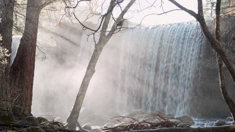 Nahaufnahme,-Wasserfall-Wasserspritzer,-Tropfen-Sprühen-Mit-Goldenem-Morgenlicht