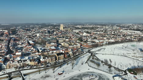 Verschneiter-Park-Und-Spielplatz-Im-Winter-In-Tongeren,-Belgien