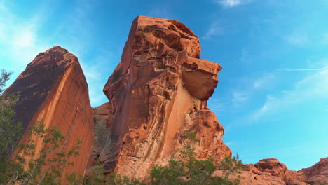 Schwenk-über-Felsbrocken-Aus-Rotem-Sandstein-Mit-Vogelflug-Im-Nationalpark-Valley-Of-Fire-Dickhornschafe-Nevada-USA-Amerika-Tourismus