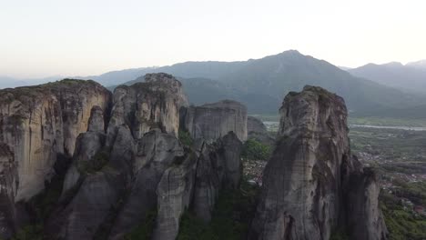 Luftaufnahme-Der-Meteora-Felsen-In-Griechenland-Mit-Einer-Kamera