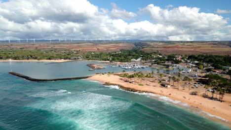 Vista-Aérea-De-La-Costa-Del-Océano,-Con-Vistas-Al-Puerto-Deportivo-Con-Yates-Y-Barcos-Amarrados-En-Oahu,-Hawaii---Disparo-De-Drones