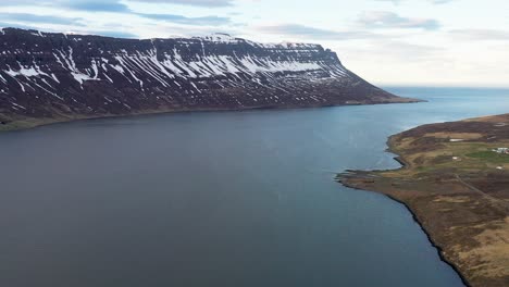Majestätische-Isländische-Fjorde-Mit-Schneebedeckten-Bergen-Und-Ruhigem-Blauen-Wasser,-Keine-Menschliche-Präsenz,-Luftaufnahme