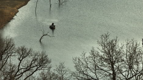 Vista-Aislada-De-Un-Pescador-En-El-Lago-Swepco-En-Arkansas,-Estados-Unidos.