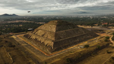 Panoramic-aerial-view-around-the-Temple-of-the-sun,-the-largest-pyramid-in-Mesoamerica