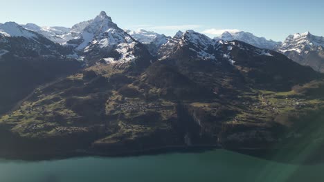 Amden-Weesen-Schweiz-Berge-Und-Schatten-In-Der-Schönen-Sonnigen-Abenddämmerung