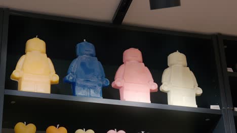 Bunte-Handgefertigte-Kerzenfiguren-Im-Lego-Stil-In-Venedig