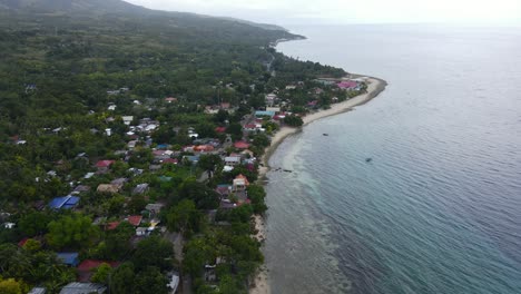 Oslob-En-La-Isla-De-Cebú,-Filipinas,-Mostrando-Un-Pueblo-Costero-Y-Aguas-Cristalinas-Durante-El-Día,-Vista-Aérea