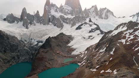 Imágenes-De-Drones-En-Fitz-Roy,-La-Montaña-Más-Emblemática-De-Argentina.