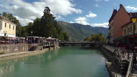 Thiou-river-passes-through-the-old-city-of-Annecy-which-is-Surrounded-by-Mountains
