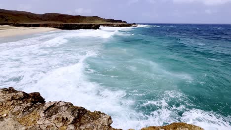 Las-Olas-De-Aruba-Chocan-Contra-La-Costa-Este-De-La-Isla.