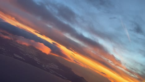 Glorioso-Amanecer-De-Fuego-Volando-Sobre-El-Mar-Mediterráneo-Cerca-De-La-Costa-De-Almería,-España