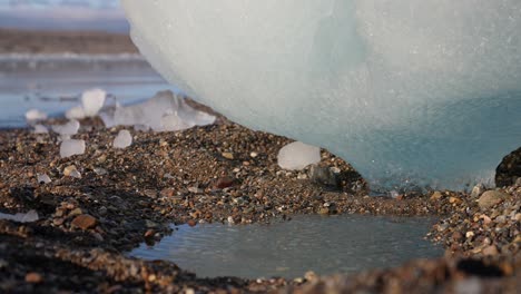 Hielo-Glaciar-Derritiéndose-En-La-Playa-Costera,-Cerrar