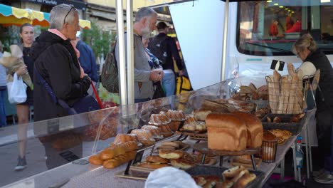 Una-Pareja-Compra-Pan-Casero-En-El-Mercado-Del-Casco-Antiguo-De-Annecy.