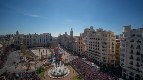 Erleben-Sie-Die-Atmosphäre-Des-Fallas-Festivals-In-Valencia-Mit-Diesem-Faszinierenden-Zeitraffer,-Der-Das-Spektakuläre-Mascletà-Feuerwerk-Vom-März-2019-Auf-Der-Plaza-Del-Ayuntamiento-Hervorhebt