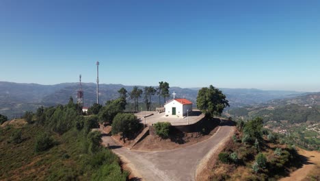 Kapelle-Auf-Dem-Berggipfel-In-Portugal,-Luftaufnahme
