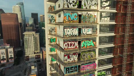 4k-Luftaufnahme-Des-Graffiti-Turms-In-DTLA-Im-Februar-2024,-Los-Angeles,-Kalifornien,-USA