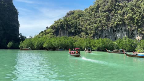 Wunderschöne-Thailändische-Lagune,-Umgeben-Von-Kalksteinfelsen,-Insel-Krabi,-Thailand