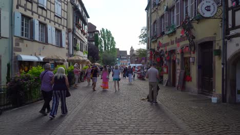 El-Distrito-De-La-Petite-Venise-En-Colmar,-Las-Calles-Adoquinadas-Están-Llenas-De-Turistas-Y-Lugareños.