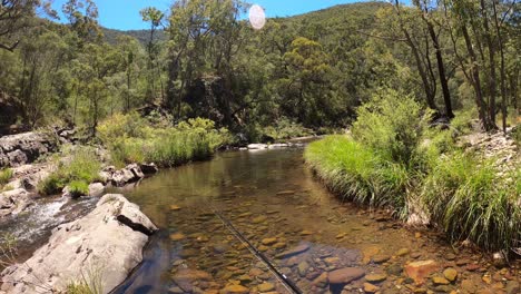 Point-of-View-Aufnahme-Eines-Mannes,-Der-Auf-Einem-Fluss-Im-Australischen-Hochland-Forellen-Fischt